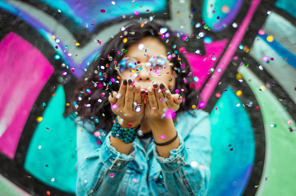 Confetti party (Unsplash/Hugo Ruiz)